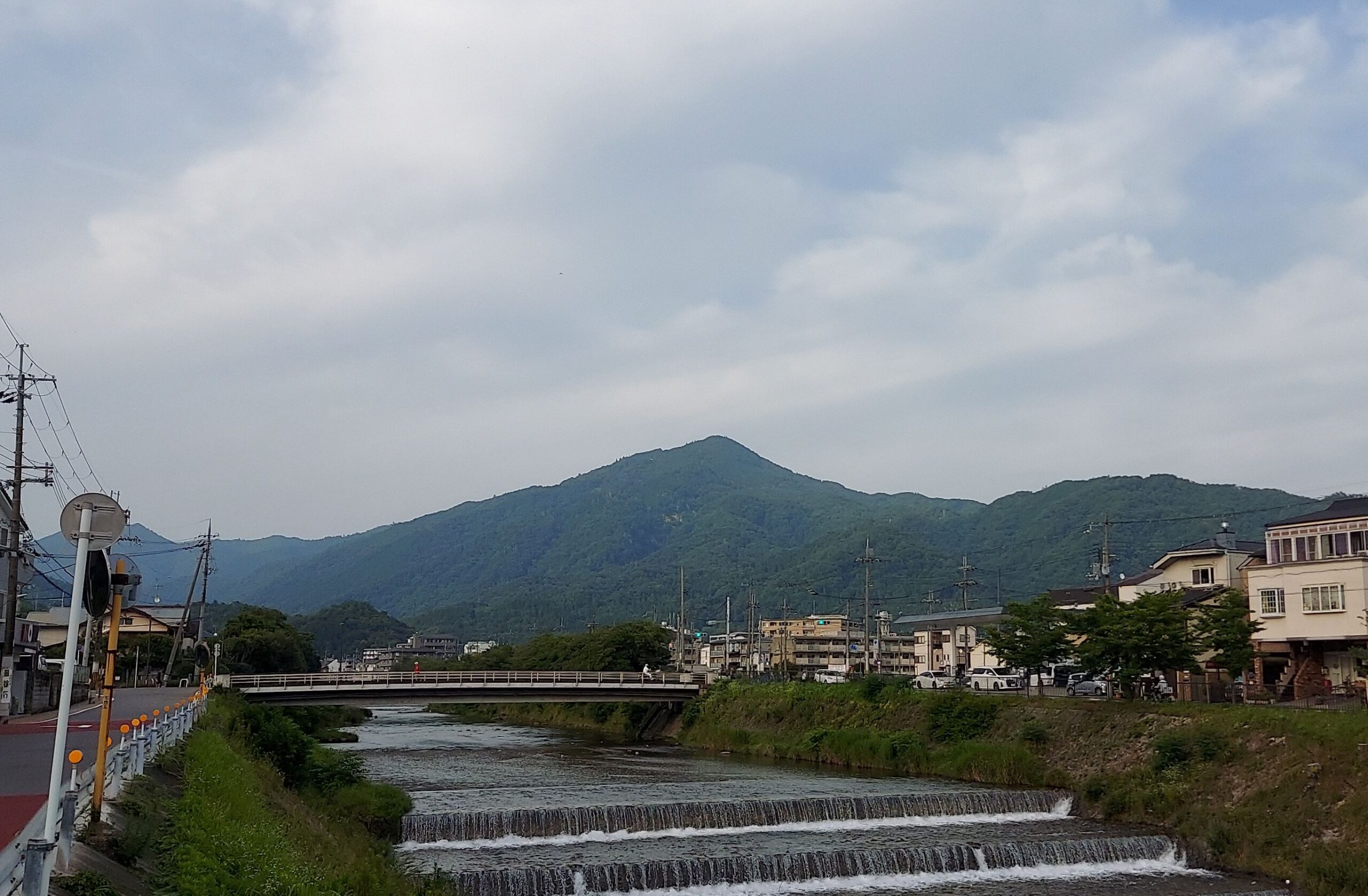 黄砂のかかった山